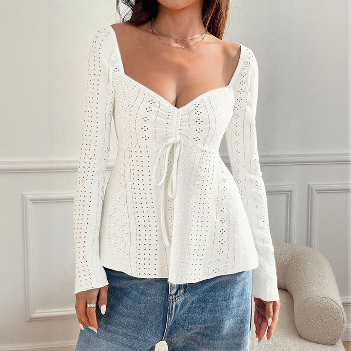 Damen besticktes Broderie-Anglaise Langarm-Top mit Raffung, V‑Ausschnitt‑Effekt und tailliertem Schößchen – Élovi