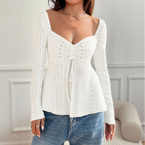 Damen besticktes Broderie-Anglaise Langarm-Top mit Raffung, V‑Ausschnitt‑Effekt und tailliertem Schößchen – Élovi