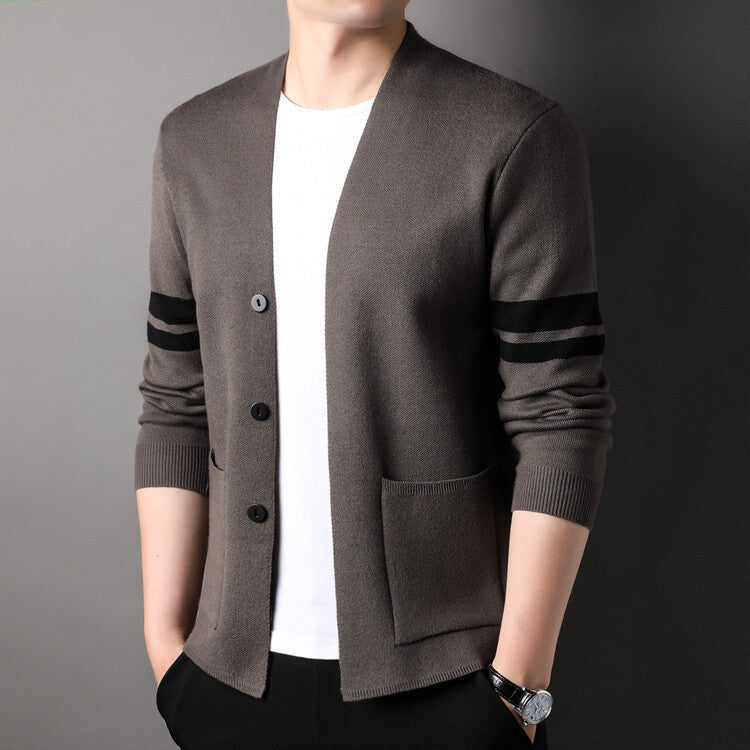 Herren modischer Strickcardigan mit niedrigem Kragen und dekorativen Streifen Echoarchiv