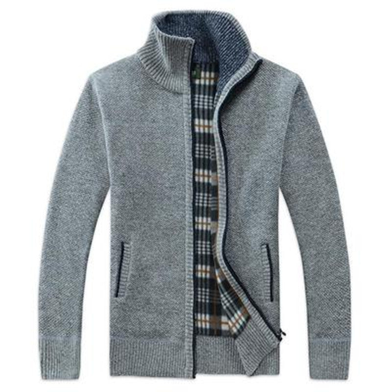 Herren Strickjacke mit hohem Kragen und praktischen Taschen Echoarchiv
