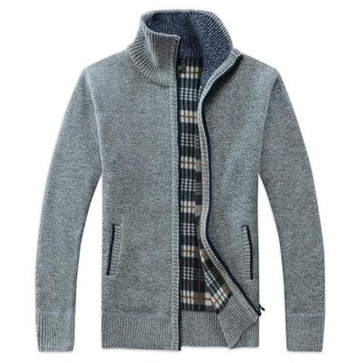 Herren Strickjacke mit hohem Kragen und praktischen Taschen Echoarchiv