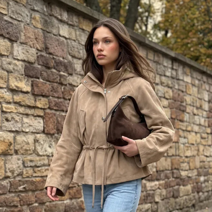 Damen Kurzjacke in Veloursleder‑Optik mit Kapuze und Taillenzug Echoarchiv