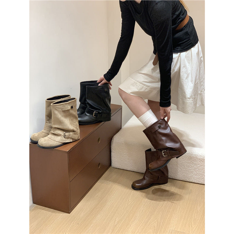 Damen Slouchy Bikerstiefeletten mit verstellbarem Schnallenriemen und runder Zehenform – Varelle