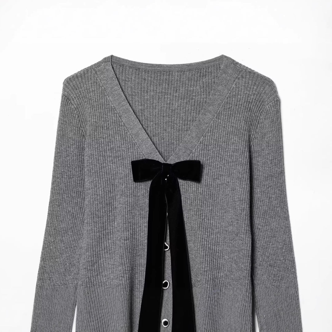 Damen Feinstrick-Cardigan mit V-Ausschnitt, Samtschleife und Herzknöpfen Echoarchiv