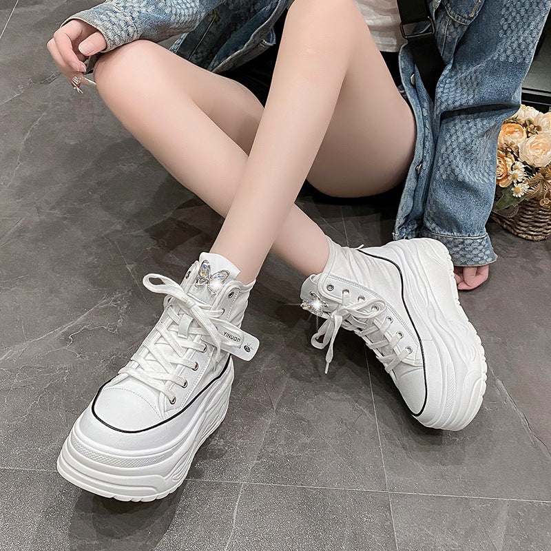 Damen nan Plateau-Sneaker mit hohem Schaft, Schnürung und Schmetterling-Brosche Echo Archiv