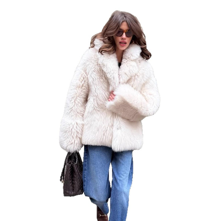 Damen Kurzmantel aus voluminösem Faux‑Fur mit gerundetem Schalkragen und kastiger Silhouette Echoarchiv