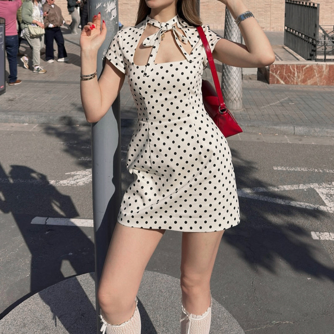 Damen Polka-Dots Minikleid mit modernem Kragen und verspieltem Schleifendetail Echo Archiv