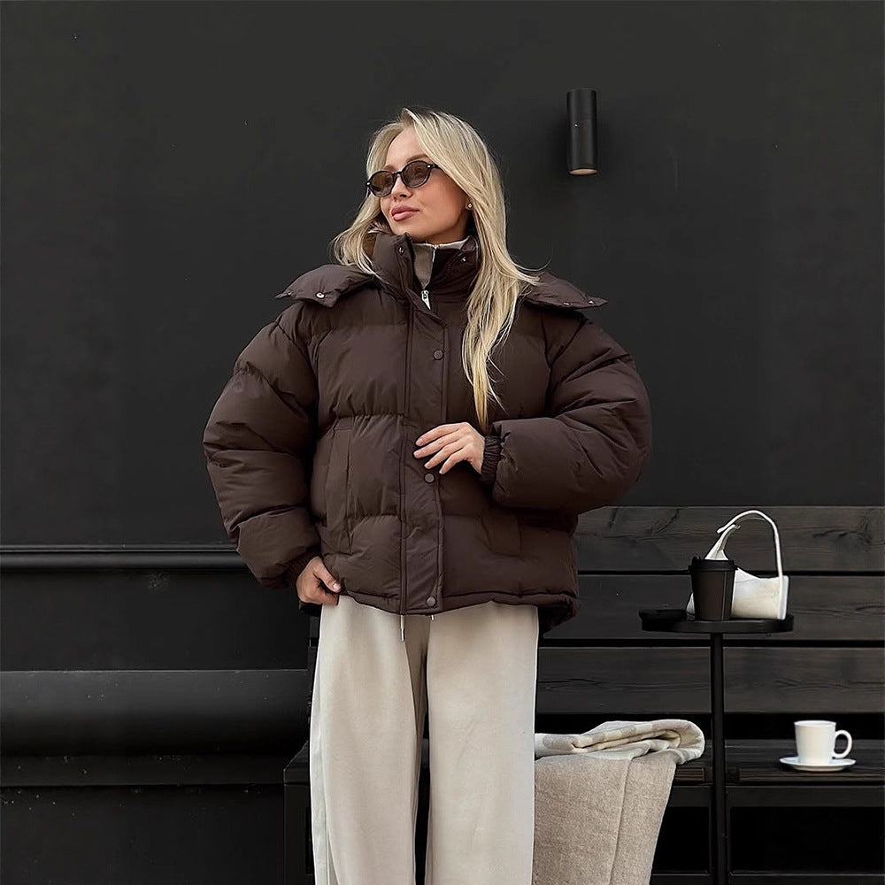 Damen Kurz geschnittene Oversize-Steppjacke mit hohem Stehkragen und verdeckter Druckknopfleiste Echoarchiv