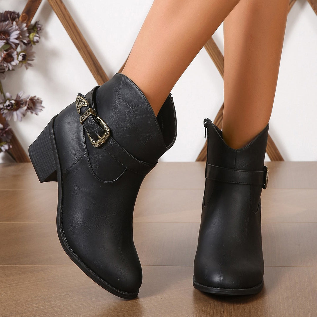 Damen nan Western‑inspirierte Kurzstiefelette mit mittelhohem Blockabsatz, seitlichem Reißverschluss und dekorativer Metallschnalle Echo Archiv