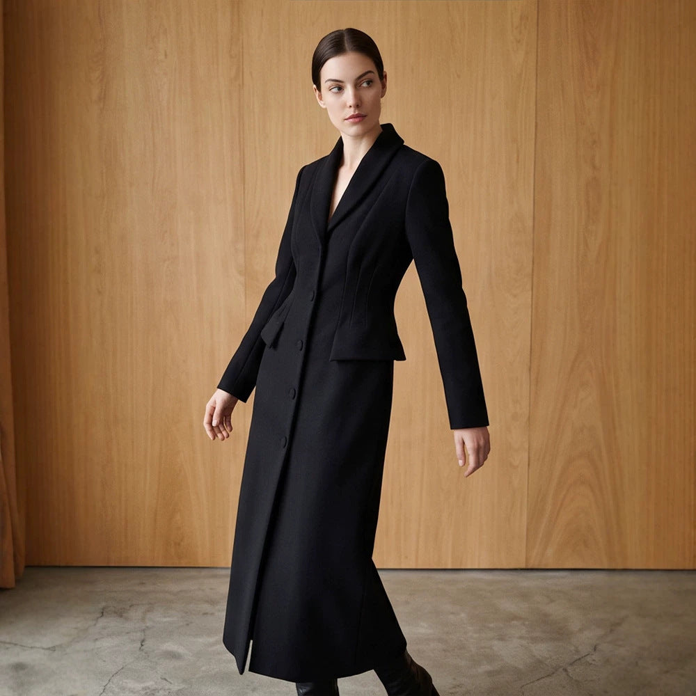 Damen Taillierter Longcoat mit Schalkragen und figurformenden Abnähern Echoarchiv