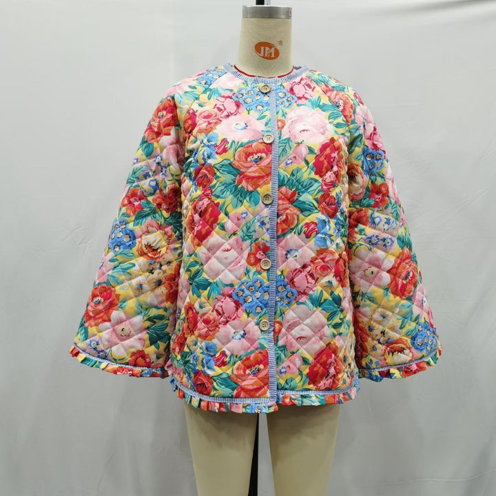 Damen nan gesteppte Swingjacke mit Blumenquilt Rundhals und Rüschensaum Echo Archiv