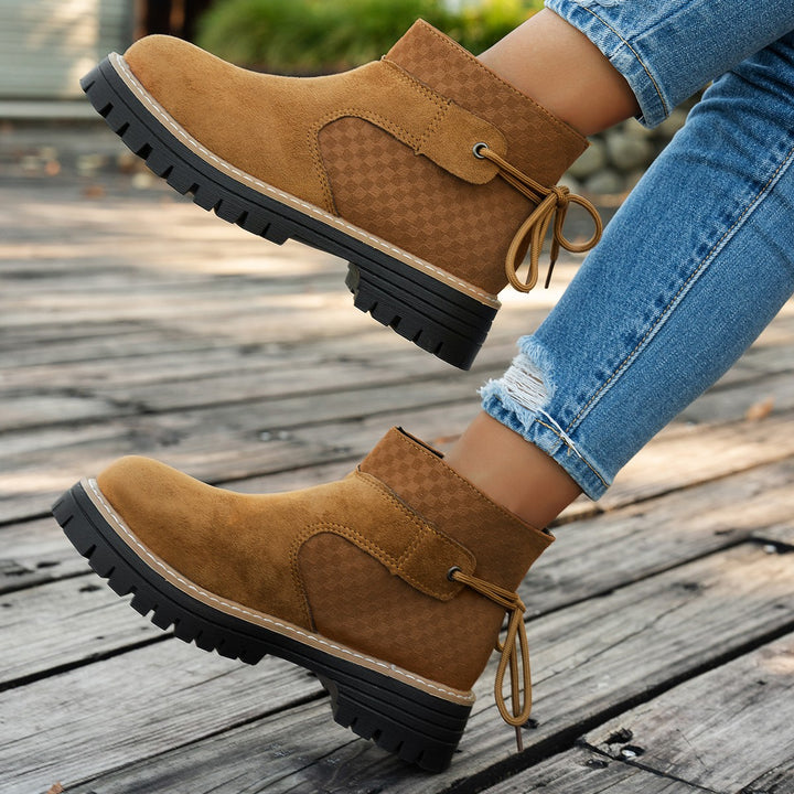 Damen kurze Wildleder-Stiefelette mit robuster Profilsohle und gepolstertem Schaft – Varelle