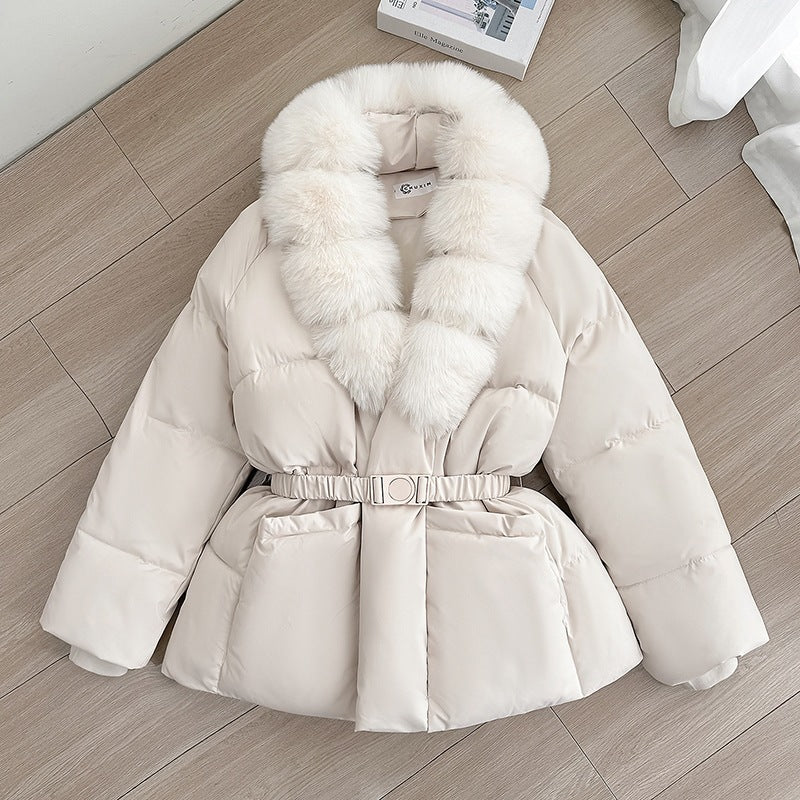 Damen Taillierte Kurz-Steppjacke mit voluminösem Schalkragen aus Kunstfell und Ziergürtel Echo Archiv