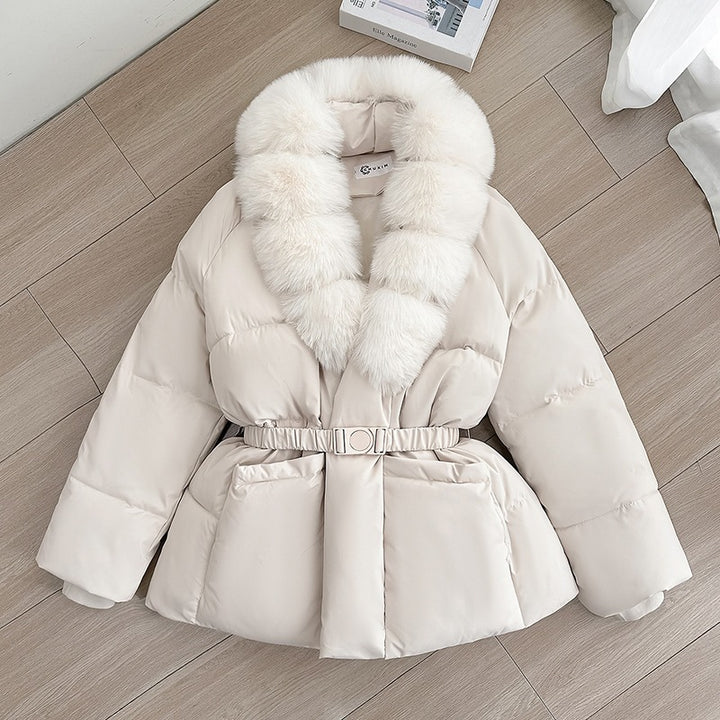 Damen Taillierte Kurz-Steppjacke mit voluminösem Schalkragen aus Kunstfell und Ziergürtel Echo Archiv