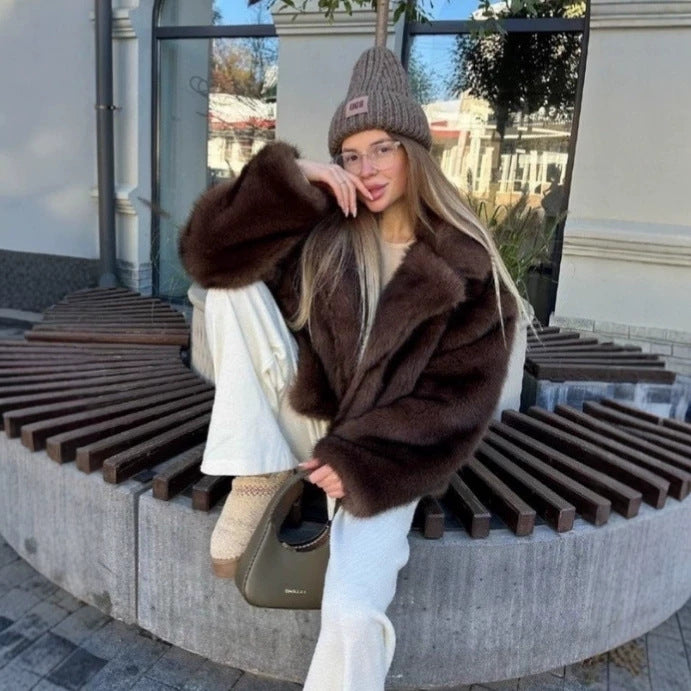 Damen Kurzblouson aus veganem Hochflor‑Kunstpelz mit extraweichem Volumen und offener Front Echo Archiv