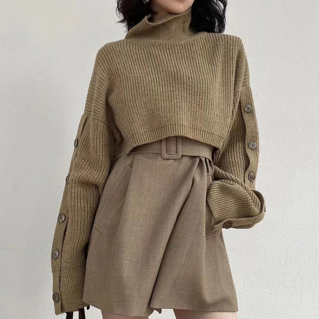 Damen Kurzgeschnittener Rollkragen-Bolero-Überwurf mit langen Ärmelknöpfen – Célinea