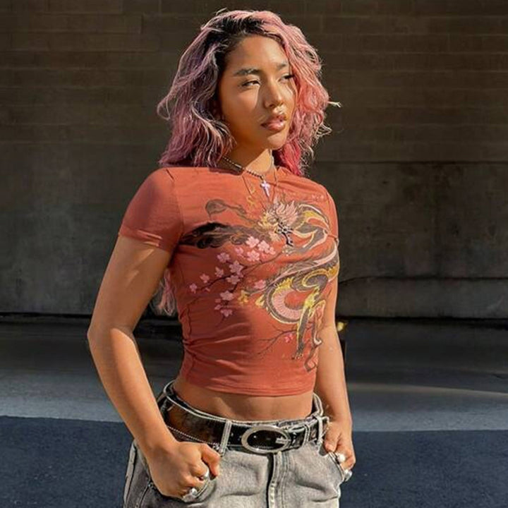 Damen T-Shirt mit kultiviertem Druckdesign und figurbetontem Schnitt Echo Archiv