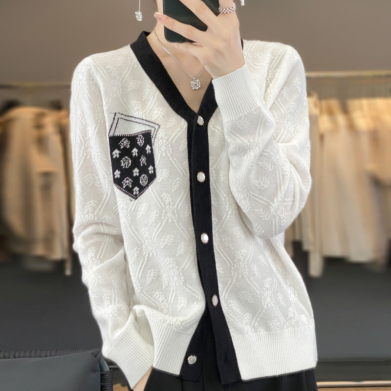 Damen Kurzgeschnittener V‑Neck-Cardigan mit Perlmuttknöpfen und kontrastierter Brusttasche Echoarchiv