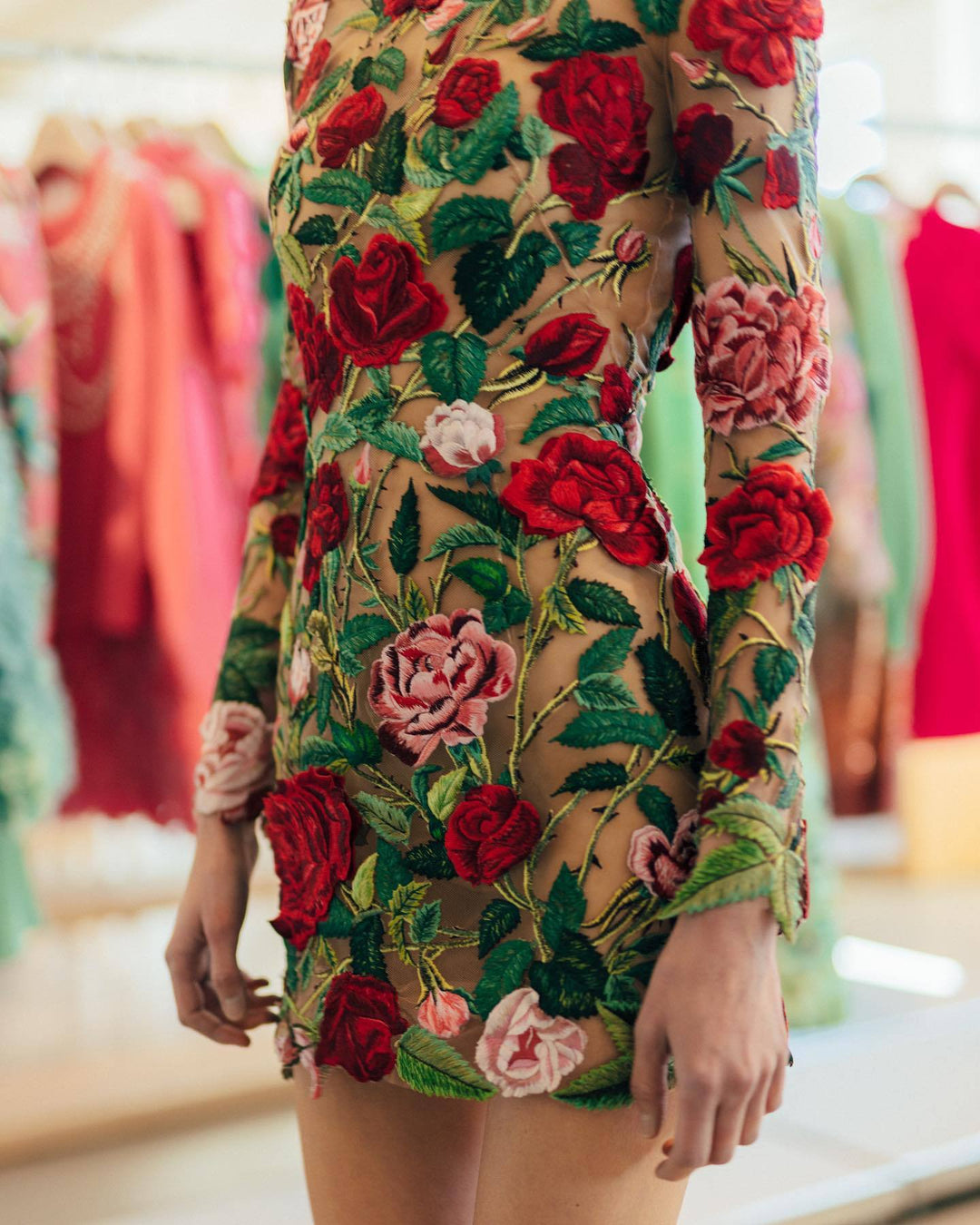 Damen Körpernahes Kleid mit exquisiter handgestickter Rosenapplikation und langen Ärmeln Echo Archiv
