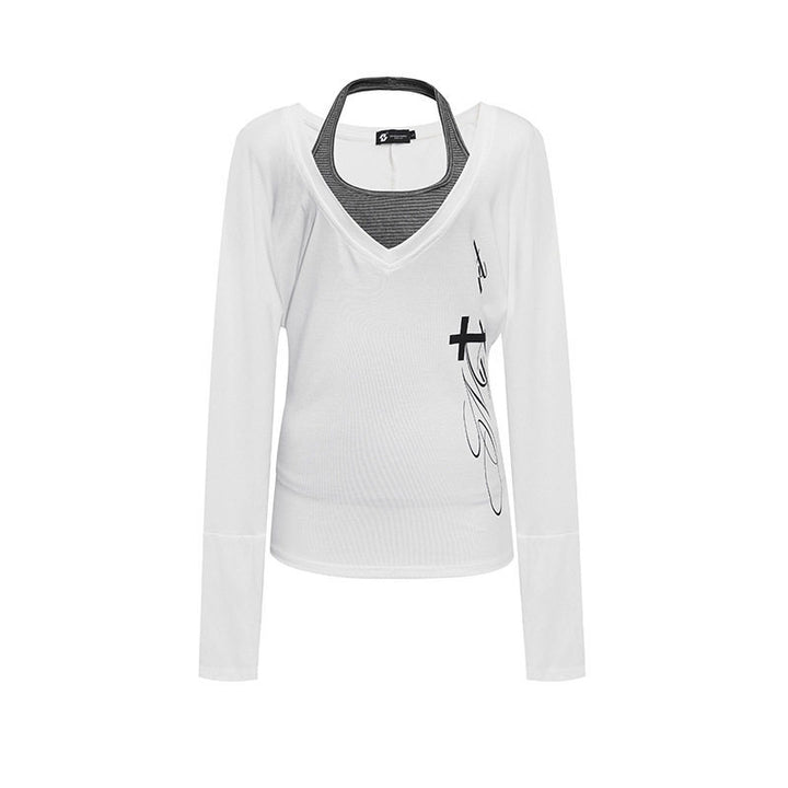 Damen Lagen-Langarmshirt mit tiefem V-Ausschnitt, Neckholder-Innenlayer und seitlichem Script-Print Echoarchiv