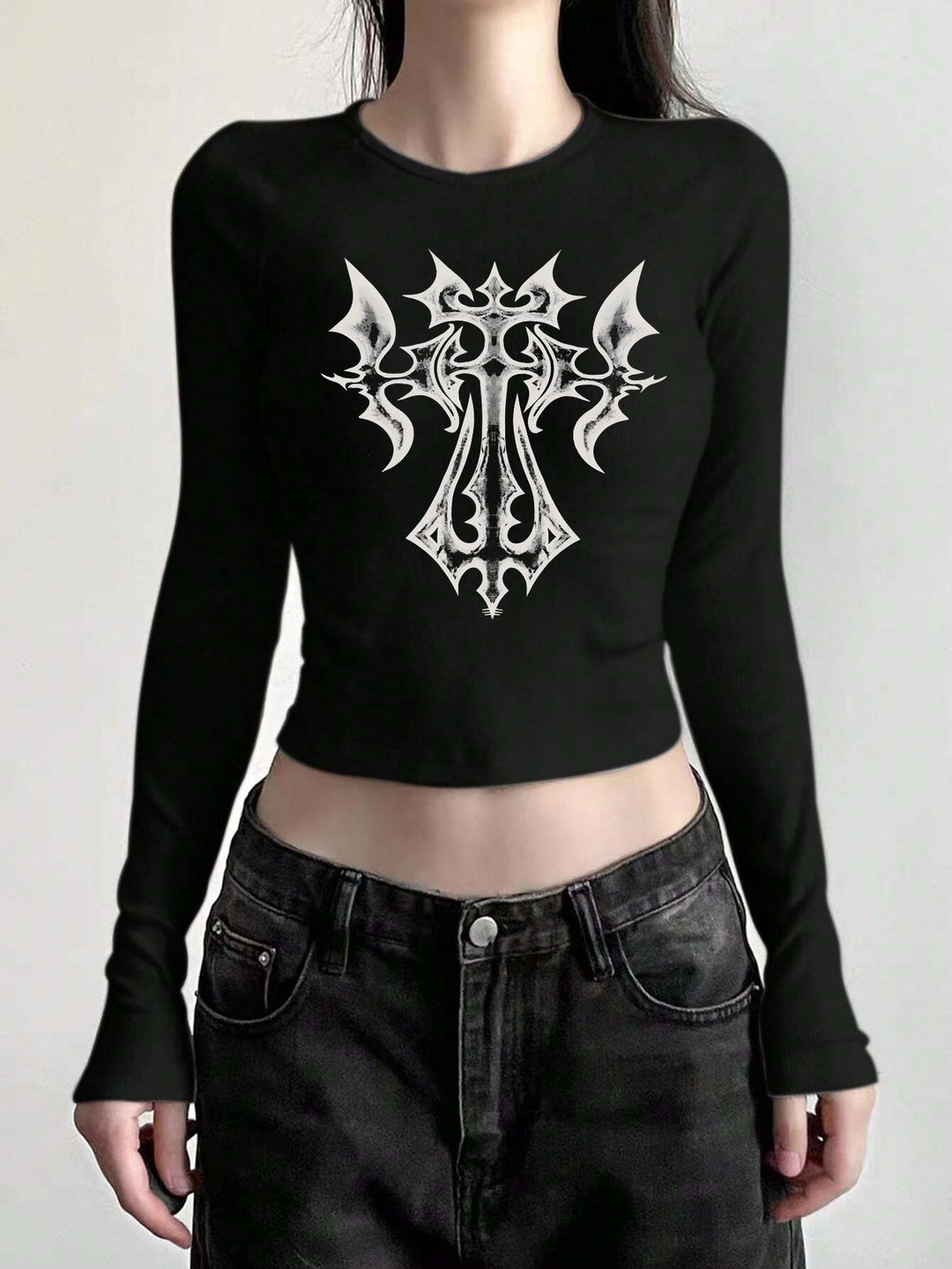 Damen figurbetontes langärmeliges Cropped-Shirt mit fotorealistischer Lippen-Collage und schmaler Passform – Avérine