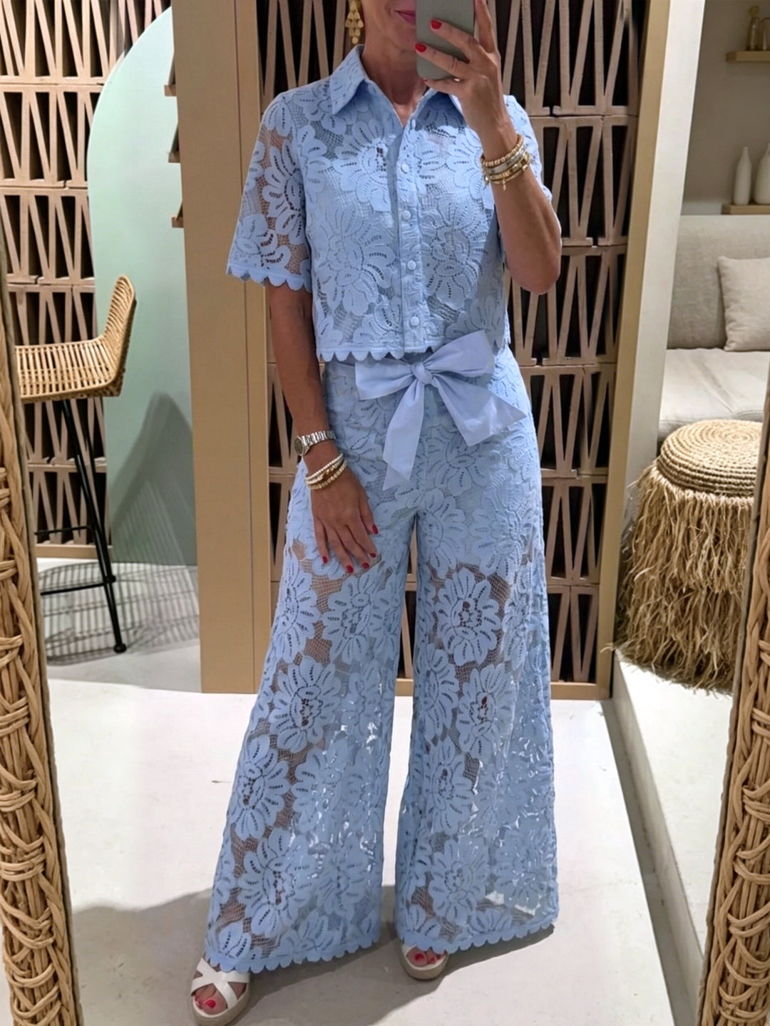 Damen nan elegante Spitzenkombination mit kurzärmeliger Hemdbluse, Muschelsaum und taillierter Palazzohose mit Bindegürtel Echo Archiv