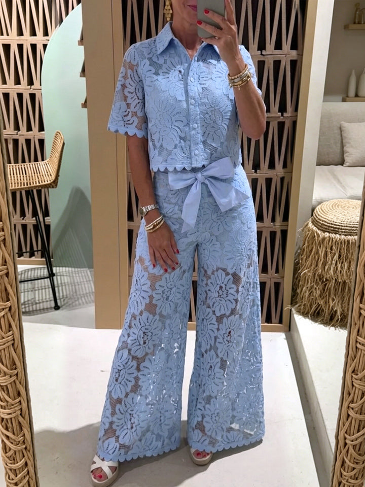 Damen nan elegante Spitzenkombination mit kurzärmeliger Hemdbluse, Muschelsaum und taillierter Palazzohose mit Bindegürtel Echo Archiv