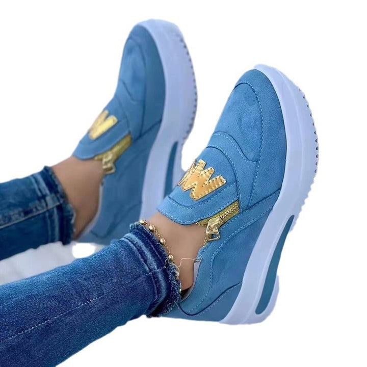 Damen nan Slip-On Plateau-Sneaker mit seitlichem Deko-Reißverschluss und metallischer Logo-Applikation Echo Archiv