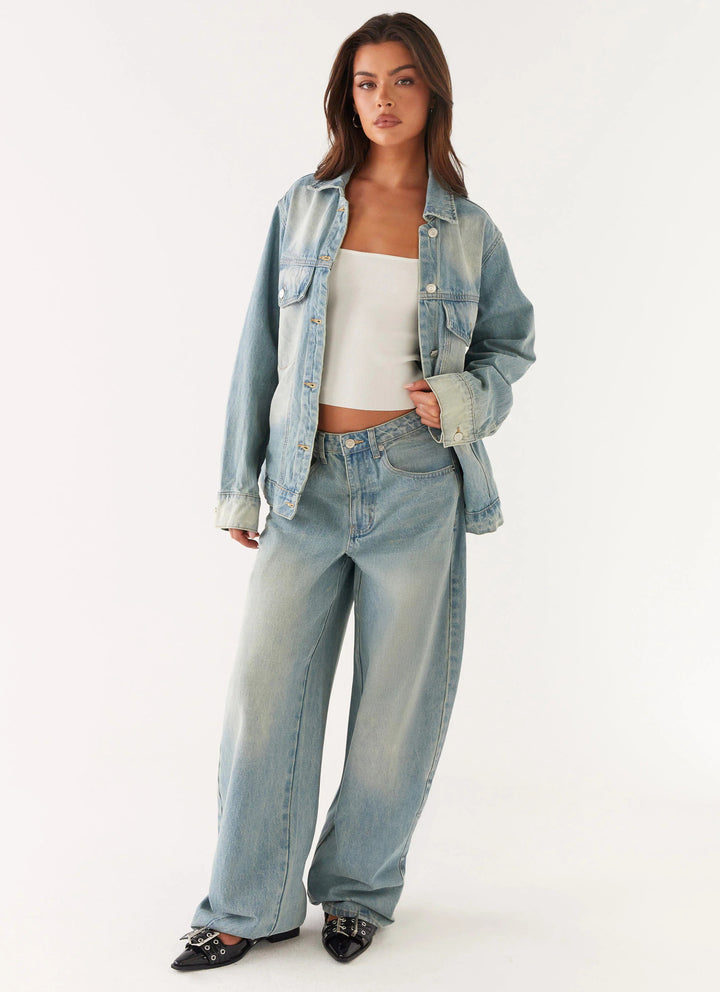 Damen nan oversized Denimjacke mit heller Vintage-Waschung, aufgesetzten Brusttaschen und verlängerten Manschetten Echo Archiv
