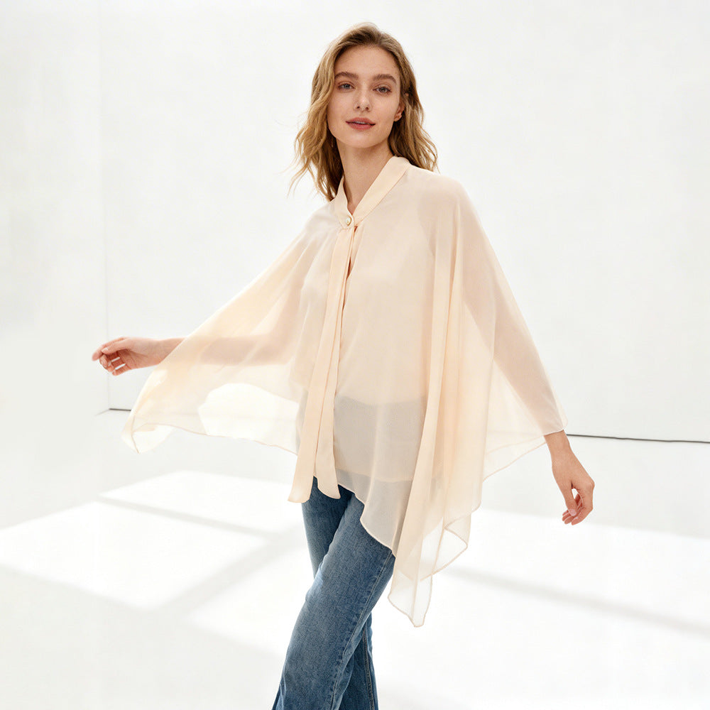 Damen Chiffon-Cape mit Schleifenkragen und Zierknopf – Avérine
