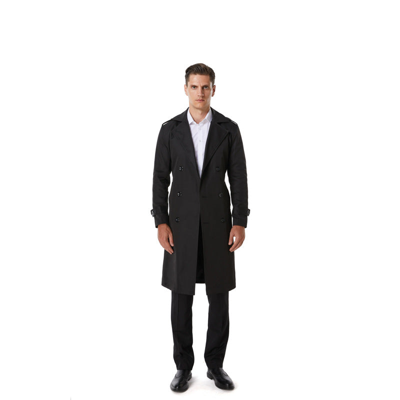 Herren Knielanger Trenchcoat im klassischen Doppelreiher mit Schulterklappen und Taillengürtel Echoarchiv