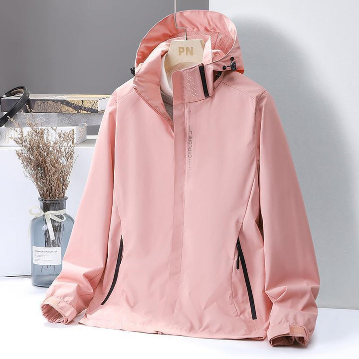 Damen Leichte Softshell-Kapuzenjacke mit winddichter Sturmleiste und verdeckten Reißverschlusstaschen – Célinea