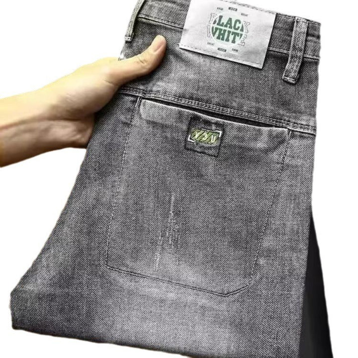 Herren lässige Jeans mit modernen Used-Effekten und konisch zulaufendem Bein Echoarchiv