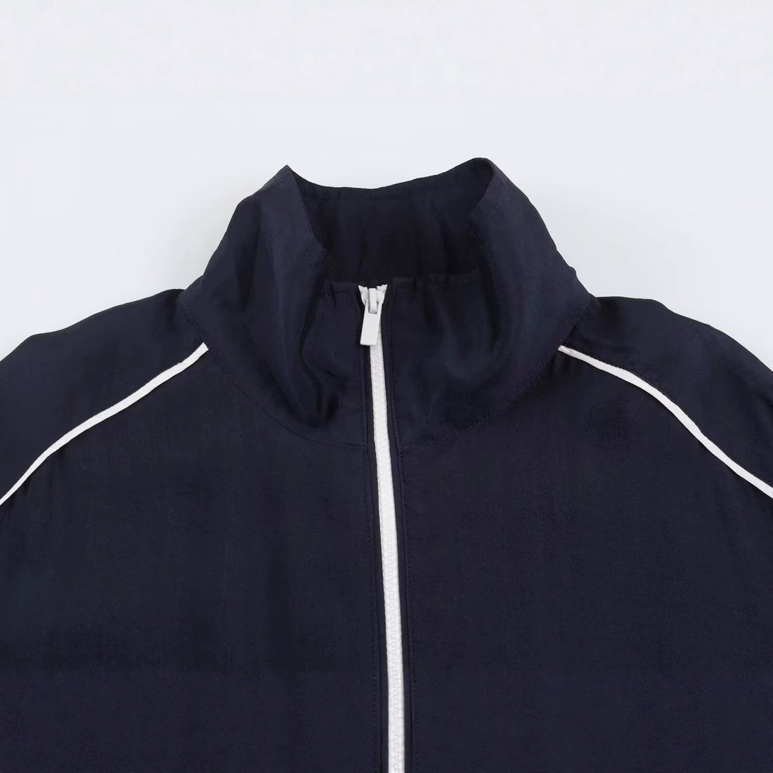 Damen Kurz geschnittene Windjacke mit hohem Kragen und elastischem Saum Echo Archiv