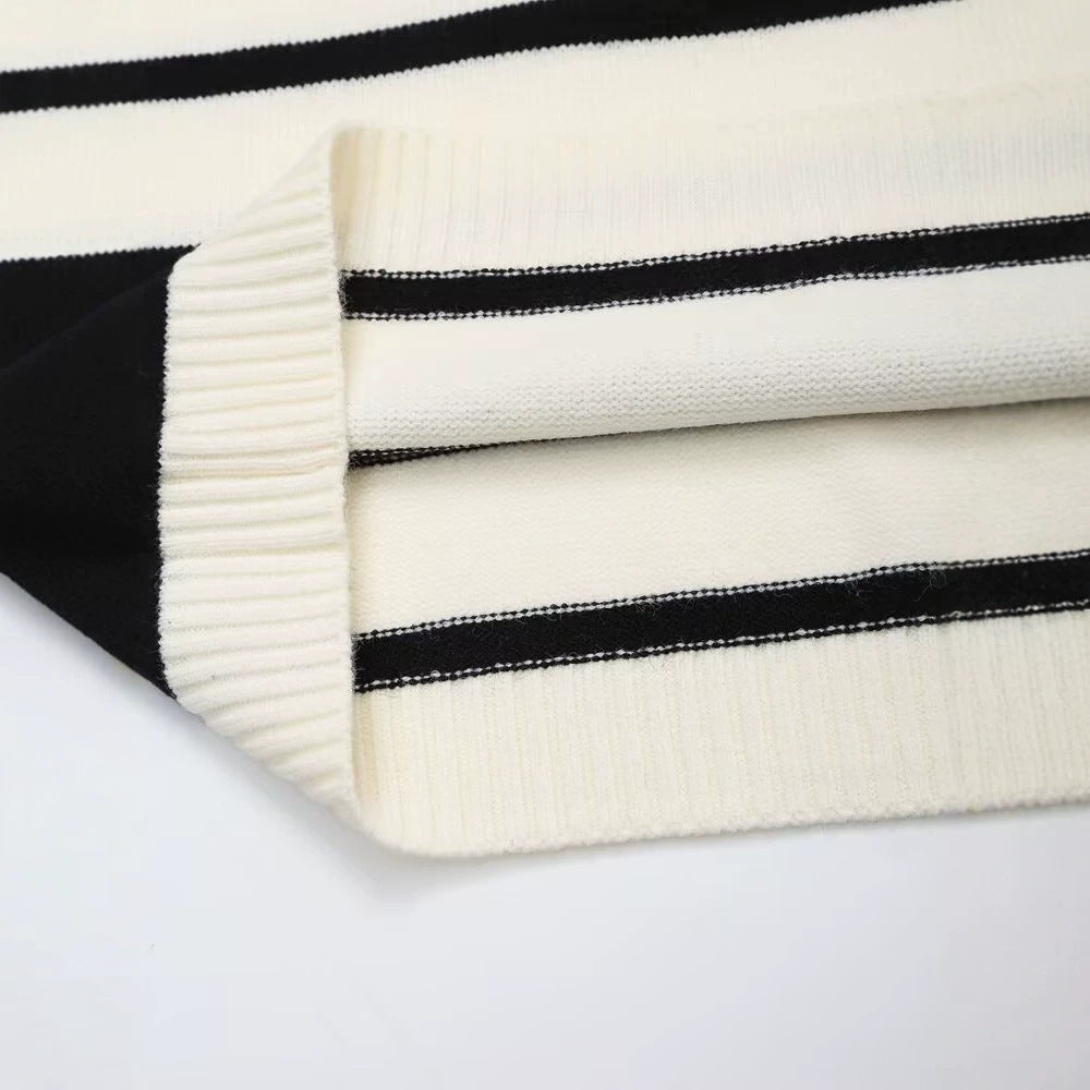 Damen Gestreifter Strickpullover mit hohem Rollkragen und halbem Reißverschluss Echoarchiv