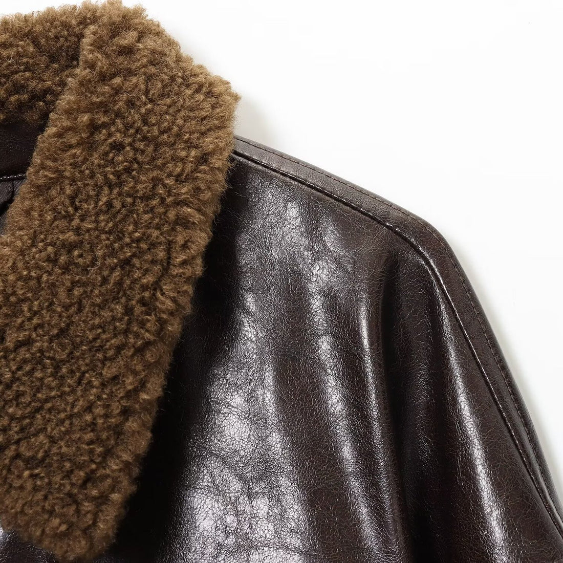 Damen Oversized Lederimitat-Jacke mit Teddykragen und Taillengürtel Echoarchiv