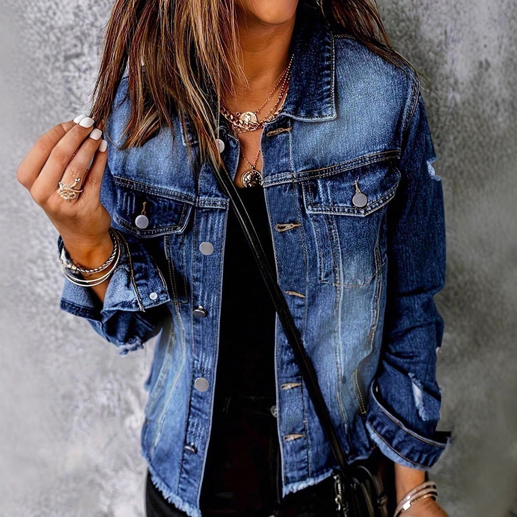 Damen Lässige Denim-Jacke mit Destroyed-Details, aufgesetzten Brusttaschen und ausgefranstem Saum Echo Archiv
