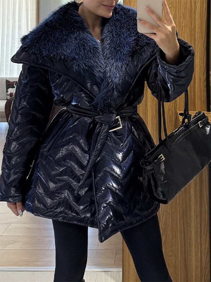 Damen Glänzende Steppjacke mit Taillengürtel und voluminösem Kunstfellkragen Echoarchiv