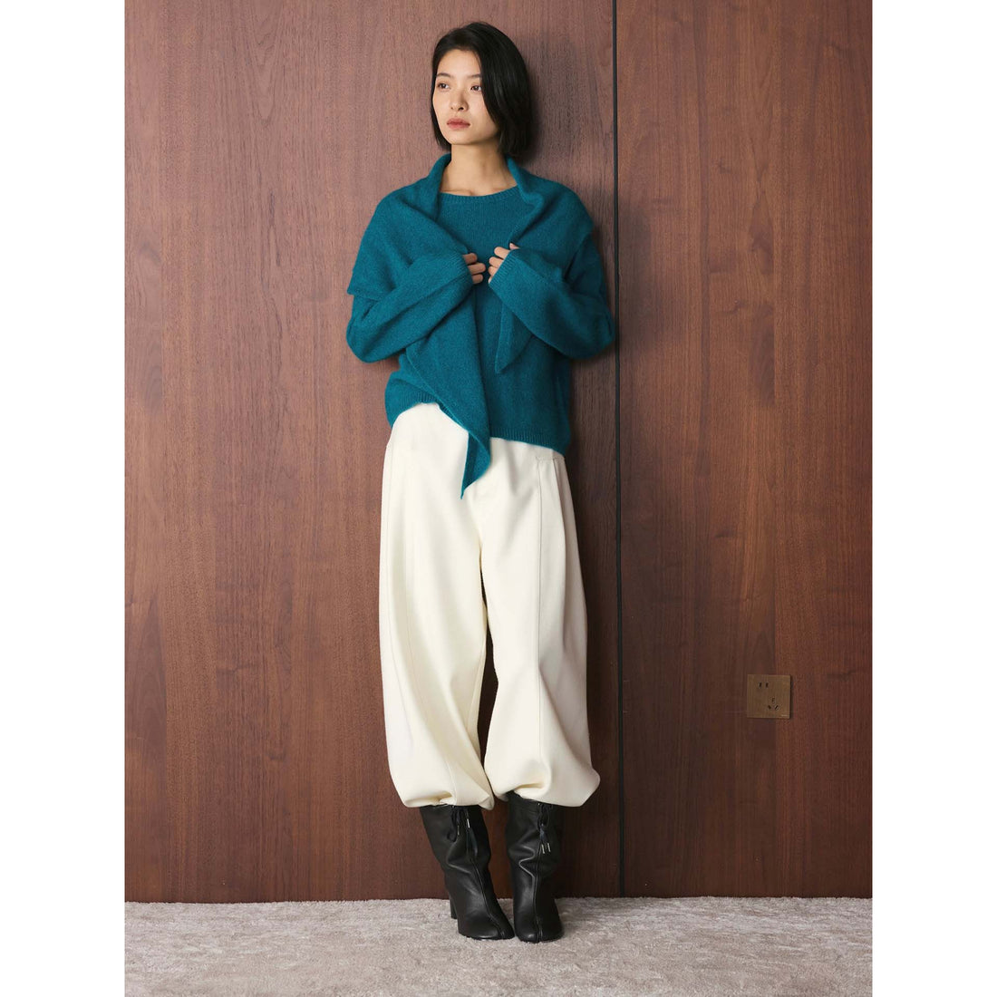 Damen Weicher Feinstrick-Pullover mit voluminösem Loopkragen und kastiger Silhouette Echoarchiv