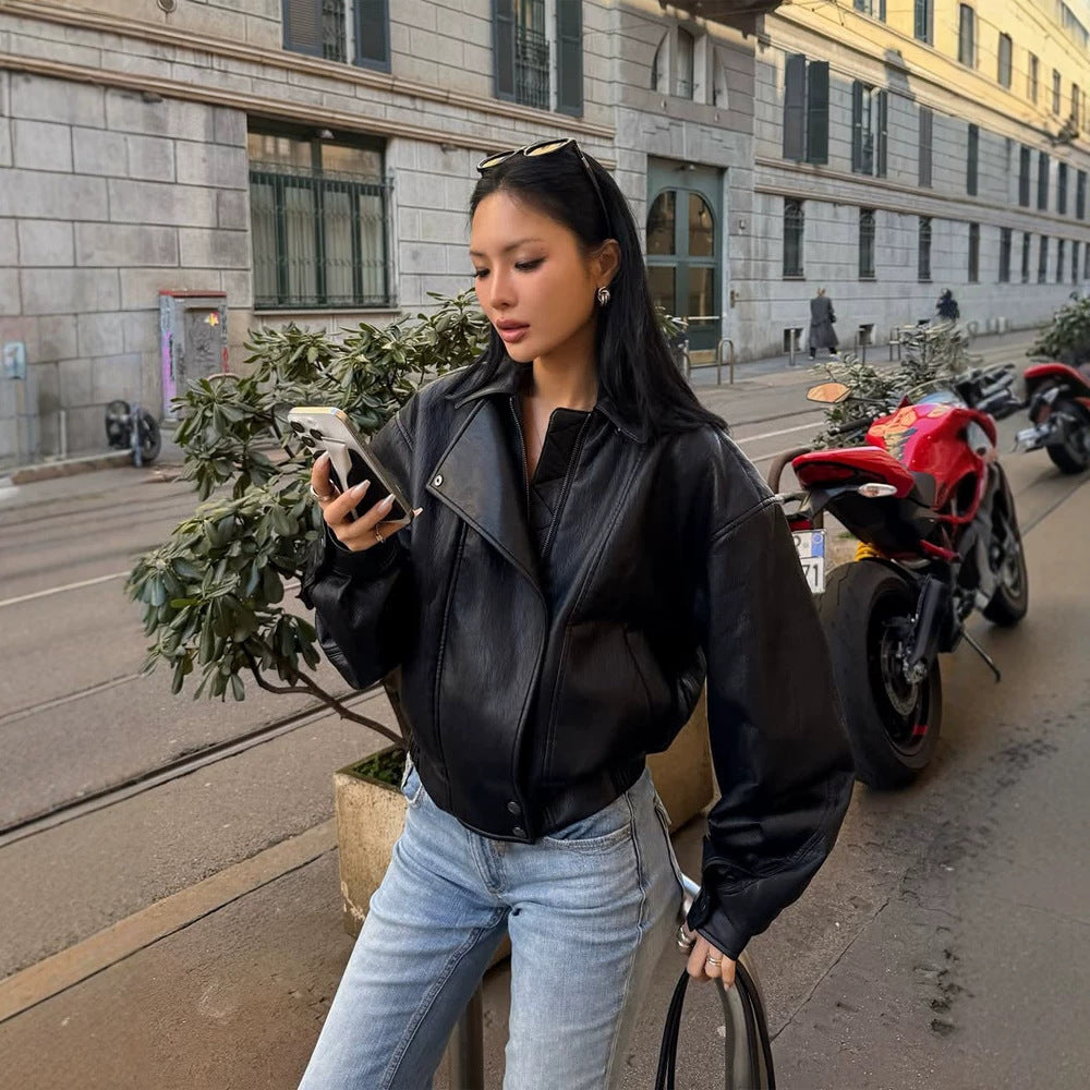 Damen Taillierter Boxy-Bomber aus softem Veganleder mit markantem Revers und Raglanärmeln Echoarchiv