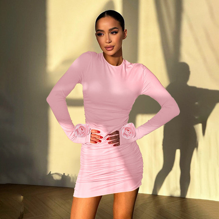 Damen Enganliegendes gerafftes Minikleid mit langen Ärmeln und Rosenapplikation – Élara