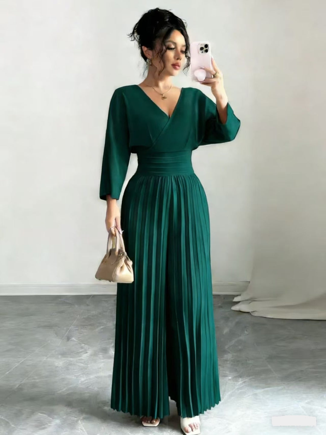 Damen Maxikleid mit Wickeloberteil, Tailliertem Rippbund und Plisseerock – Orélia