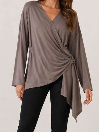 Damen Wickelshirt mit seitlicher Knotenpartie, V‑Ausschnitt und asymmetrischem Saum – Avérine