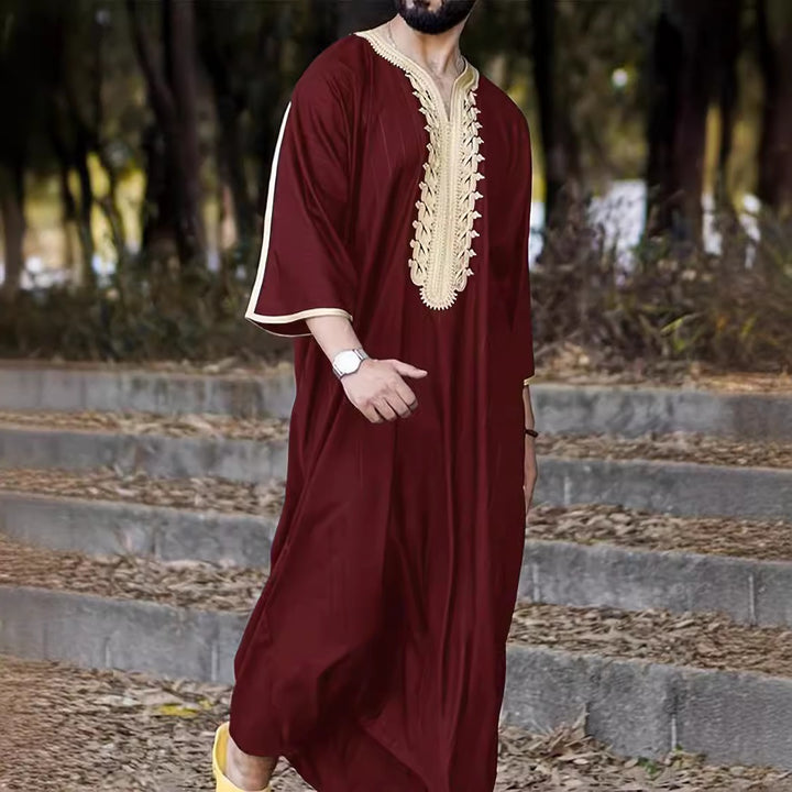 Herren traditioneller Kaftan mit kunstvollen Stickdetails Echoarchiv