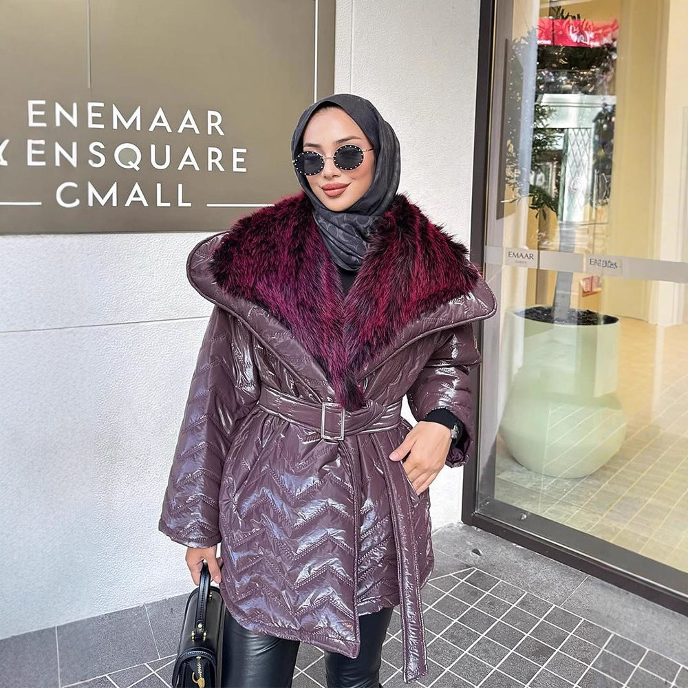 Damen Glänzende Steppjacke mit Taillengürtel und voluminösem Kunstfellkragen Echoarchiv