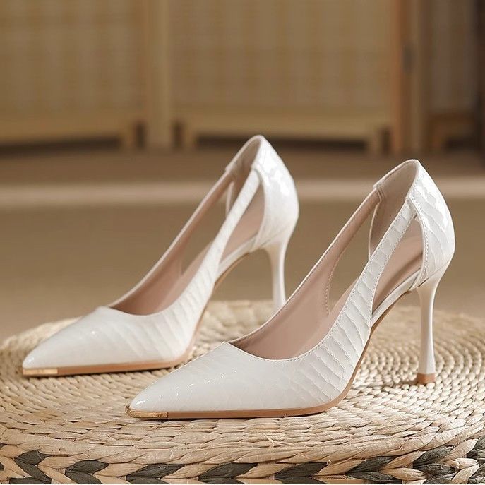 Damen Seitlich ausgeschnittene Lackpumps mit Krokoprägung und Metallkappe – Lioré