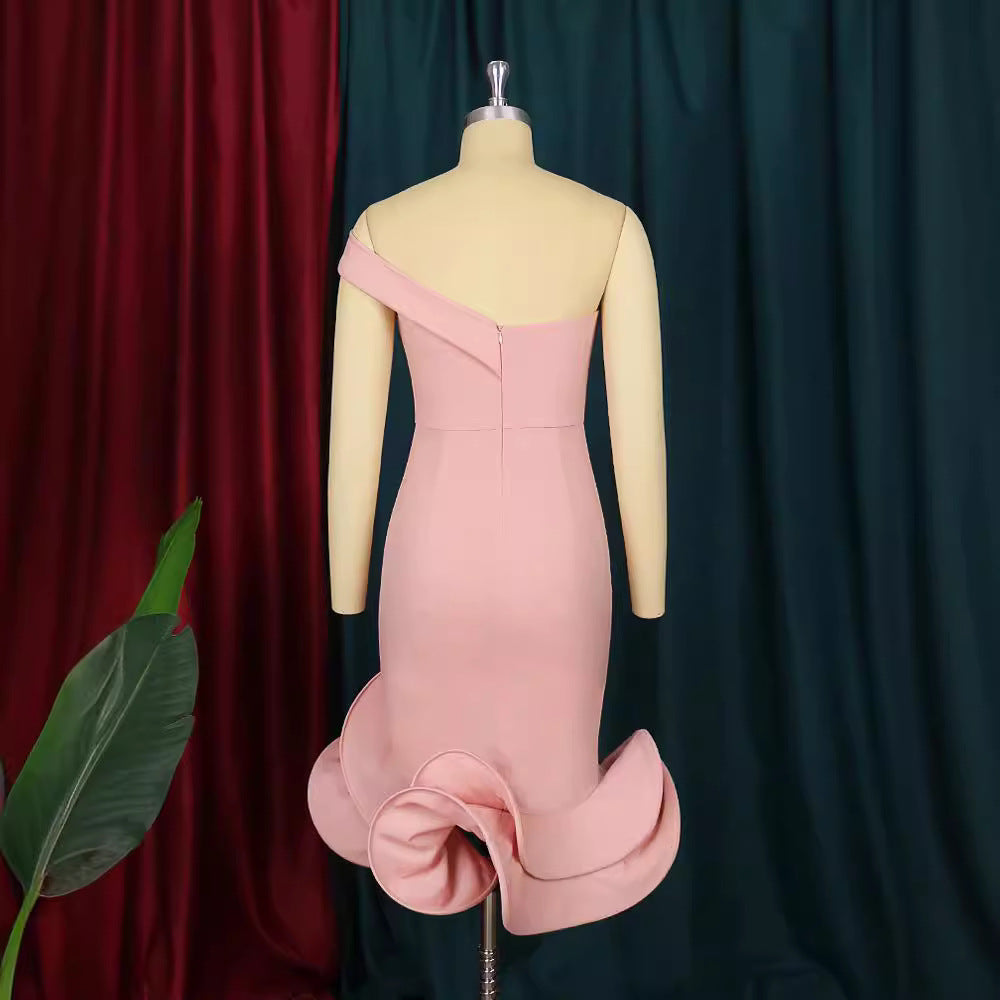 Damen figurbetontes Mermaid-Kleid mit schulterfreiem Design und wogendem Saum Echo Archiv