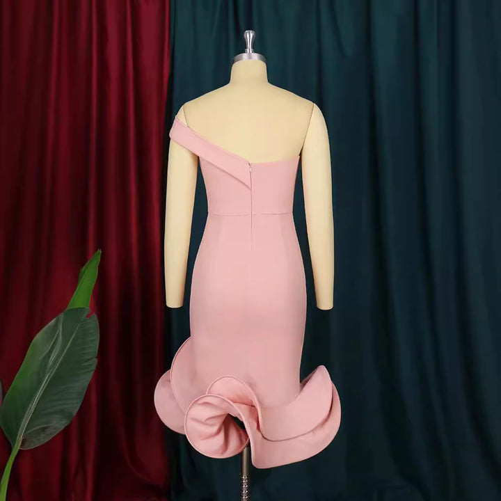Damen figurbetontes Mermaid-Kleid mit schulterfreiem Design und wogendem Saum Echo Archiv