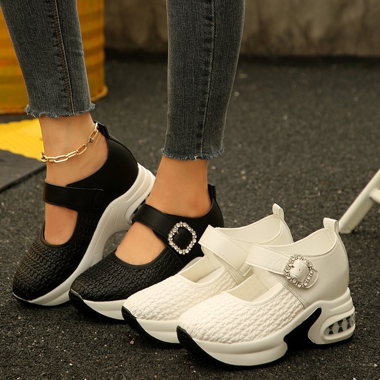 Damen Plateausneaker-Mules mit gestricktem Obermaterial, Schmuckriemen und skulpturierter Luftsohle Echoarchiv