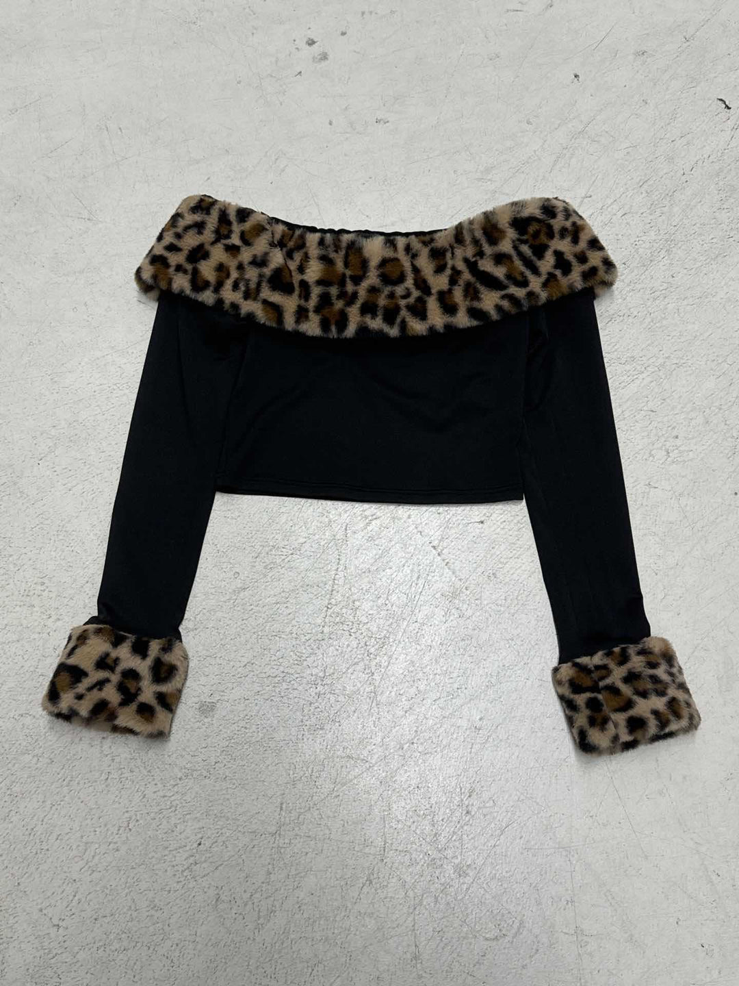 Damen nan schulterfreies Crop-Top mit kunstfellkragen und Manschetten im Leopardenmuster Echo Archiv